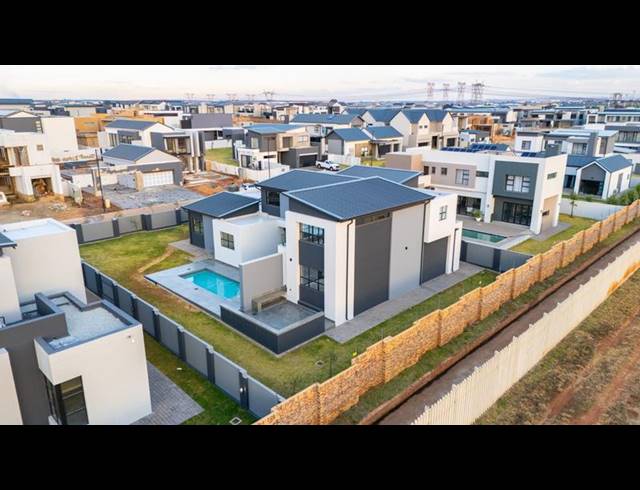 5 BEDROOM HOUSE FOR SALE IN MIDSTREAM HEIGHTS